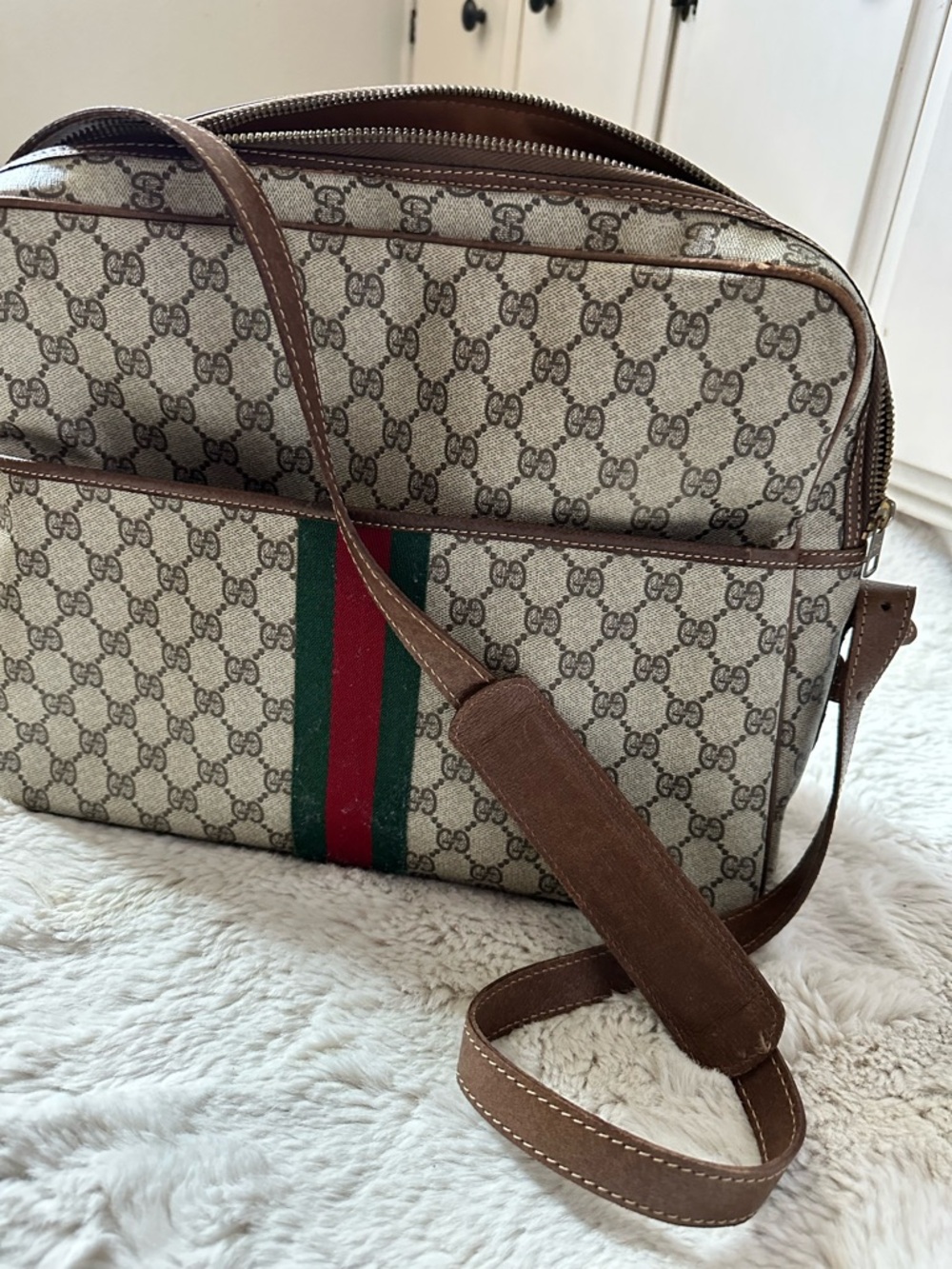 Beis Gucci Beige GG Supreme Messenger with Green & Red Web Stripe - Picture 2 of 10